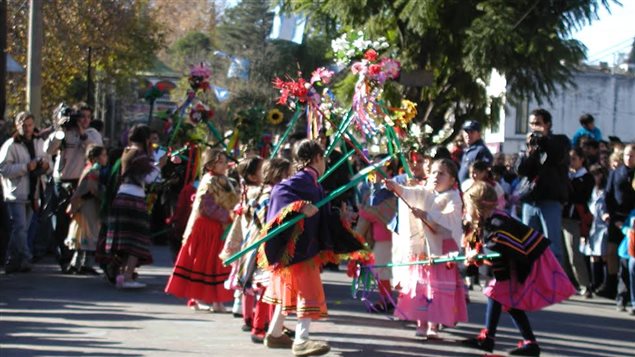 Des enfants dansant le <em>pericon</em>, une danse folklorique argentine, sur la rue principale du village, à l'été 2006. Des enfants dansant le <em>pericon</em>, une danse folklorique argentine, sur la rue principale du village, à l'été 2006.