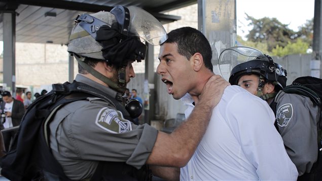 Un policía de Israel toma del cuello a un palestino en la ciudad vieja de Jerusalén. Tras la Guerra de los Seis Días de 1967, Israel se apoderó del este de Jerusalén, la Franja de Gaza, Cisjordania y las Alturas de Golán.