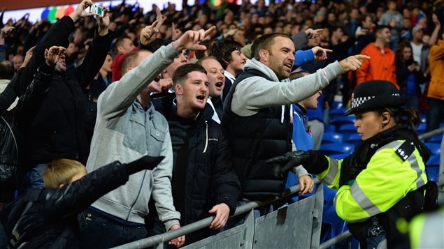 Des supporters entonnent un chant lors d'un match à Cardiff, au Pays de Galles. Des supporters entonnent un chant lors d'un match à Cardiff, au Pays de Galles.