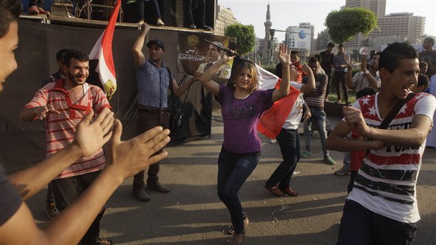 مناصرون لعبد الفتاح السيسي يحتفلون اليوم في ميدان التحرير في القاهرة بفوزه في الانتخابات الرئاسية الذي أعلن رسمياً يوم الثلاثاء