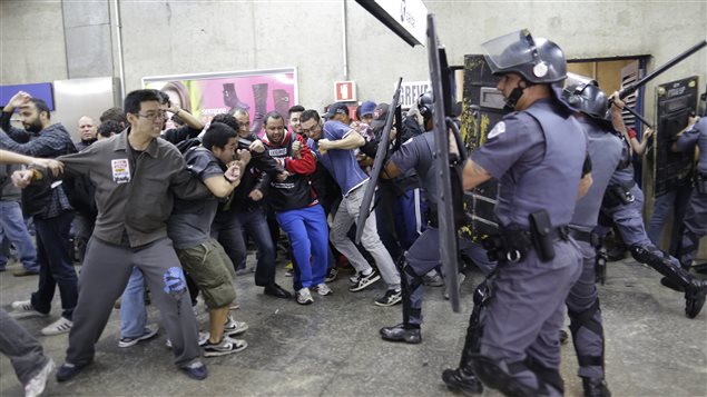 Émeute dans une station de métro de Sao Paulo