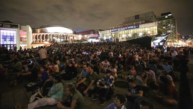 Une projection en plein air au Festival des films du monde 2013
