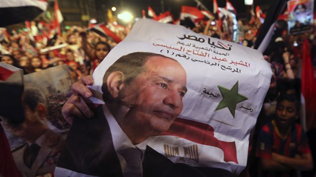 Egipcios celebran la victoria del ex jefe del estado mayor del ejército, Abdel Fattah Al-Sissi 