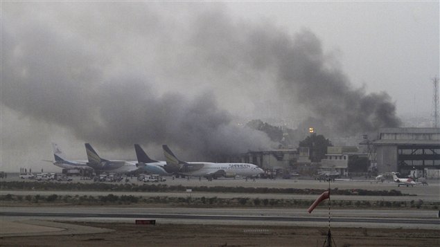 Importante humareda se escapa del aeropuerto de Karachi, Pakistán, este lunes por la mañana. 