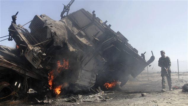 Un camión de las tropas extranjeras en Afganistán tras un ataque talibán en el distrito de Behsud.