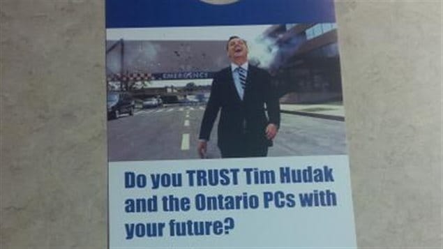 La publicité libérale montre un Tim Hudak qui rit aux éclats après avoir fait exploser un hôpital.