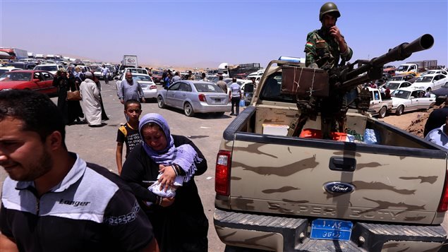 Familias huyen de la violencia en la provincia de Nínive, en el norte de Iraq.