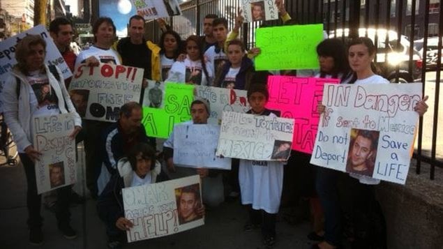 Familiares, amigos y simpatizantes pidiendo la suspensión de la deportación del inmigrante detenido Omar Quevedo Cruz.