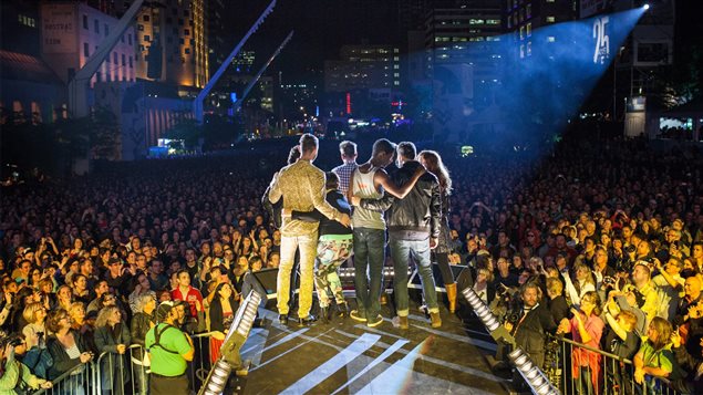 Salut des artistes à la fin d'un spectacle extérieur au FrancoFolies de Montréal de 2013 Salut des artistes à la fin d'un spectacle extérieur au FrancoFolies de Montréal de 2013