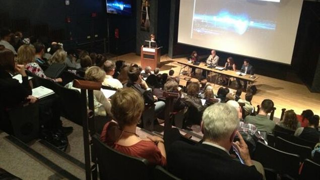 Les délégués du congrès sur le journalisme d'enquête à Winnipeg assistent à une conférence de l'émission Enquête de Radio-Canada.