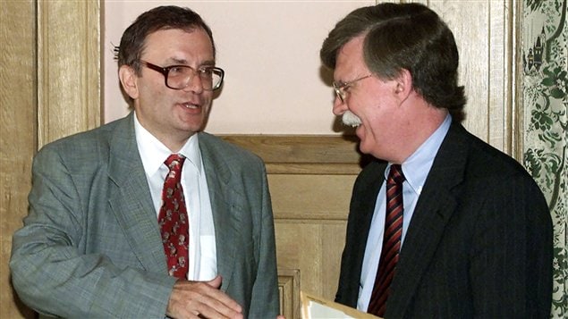 Georgi Mamedov (izq) en 2001 en compañía del sub secretario de Estado estadounidense de la época, John Bolton. 