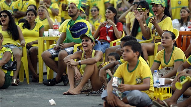 مواطنون برازيليون يتابعون المباراة بين بلدهم وكرواتيا في مدينة ماناوس في 12-06-2014