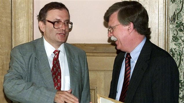 Georgi Mamedov (à g.) en 2001, en compagnie du sous-secrétaire d'État américain de l'époque, John Bolton.