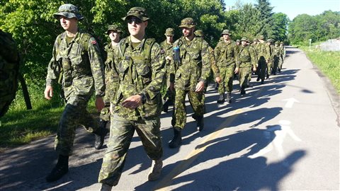 Quelque 300 militaires sont partis de la base de Valcartier pour une marche commémorative qui les mènera au port de Québec. 