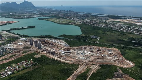 Une vue aérienne de l'avancement des installations olympiques, à Rio de Janeiro. Le quartier Barra de Tijuca sera au coeur des JO.  