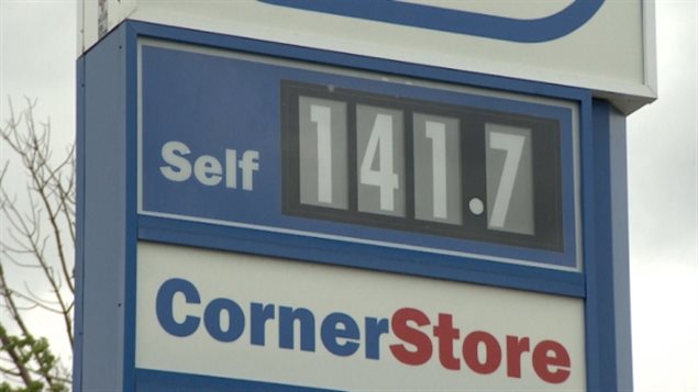 Le prix de l'essence bat des records dans certaines villes canadiennes.