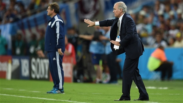El entrenador argentino, Alejandro Sabella dando instrucciones a sus jugadores.