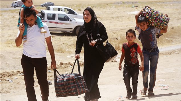 مواطنون عراقيون يغادرون مدينة الموصل هربا من العنف