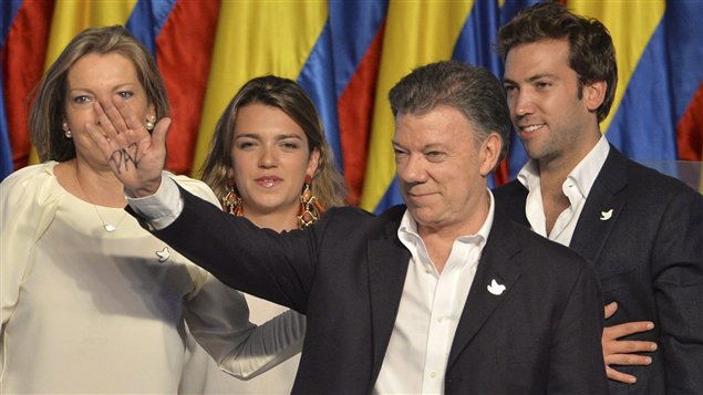 El presidente Juan Manuel Santos de Colombia, celebra su reelección con su familia.
