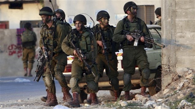 Soldados isralíes patrullan el campo de refugiados de Jenin en el marco de la operación para encontrar a 3 adolescentes desparecidos. 