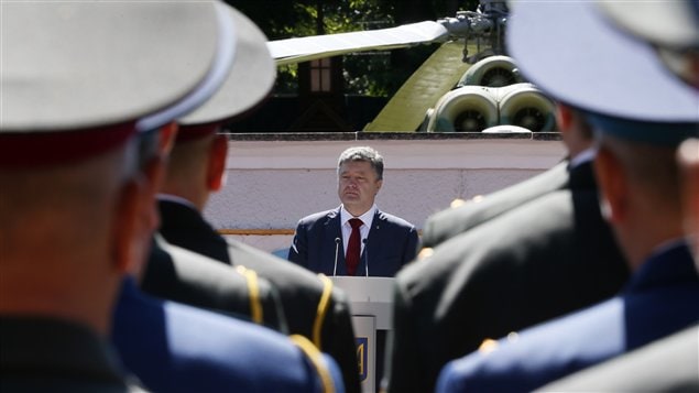 El presidente Petro Porochenko de Ucrania dirigiéndose a los estudiantes de la Academia militar de Kiev.