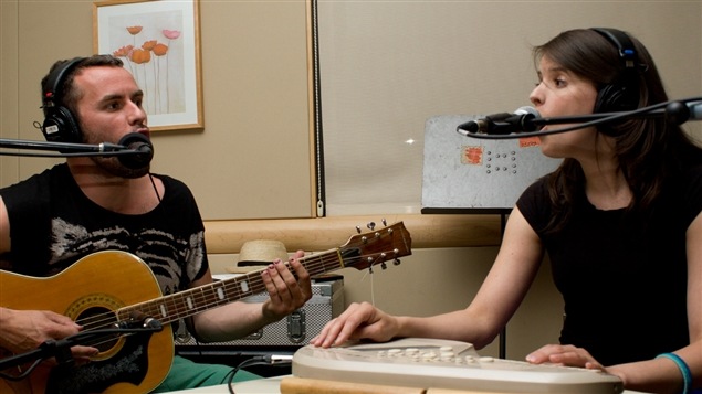 Maxime Bouchard et Amélie Pitre, du groupe Les guerres d'l'amour, en pleine prestation. Maxime Bouchard et Amélie Pitre, du groupe Les guerres d'l'amour, en pleine prestation.
