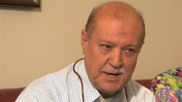 جاسم الدندشي متحدثاً إلى هيئة الإذاعة الكندية بعيْد وصوله مع عائلته إلى كندا العام الماضي