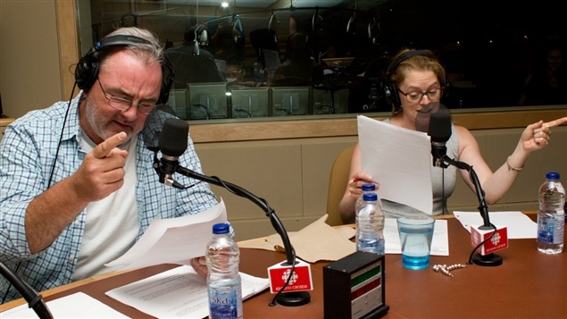 Les comédiens Gildor Roy et Catherine Trudeau en pleine lecture de texte. Les comédiens Gildor Roy et Catherine Trudeau en pleine lecture de texte.