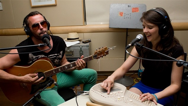 Maxime Bouchard et Amélie Pitre, du groupe Les guerres d'l'amour, en pleine prestation. Maxime Bouchard et Amélie Pitre, du groupe Les guerres d'l'amour, en pleine prestation.