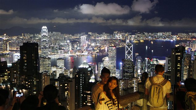 远眺香港维多利亚港夜景。