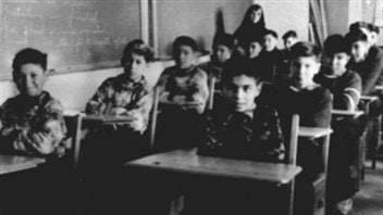  Classe de garçons vers 1945 à l'école St. Anne's Indian Residential School de Fort Albany en Ontario.