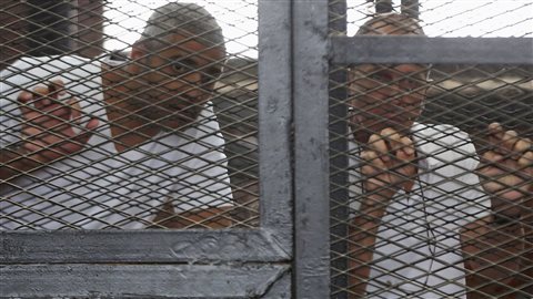 Le journaliste Mohamed Fahmy et l'un de ses collègues, Peter Greste, durant une audience à la cour, au Caire (archives)