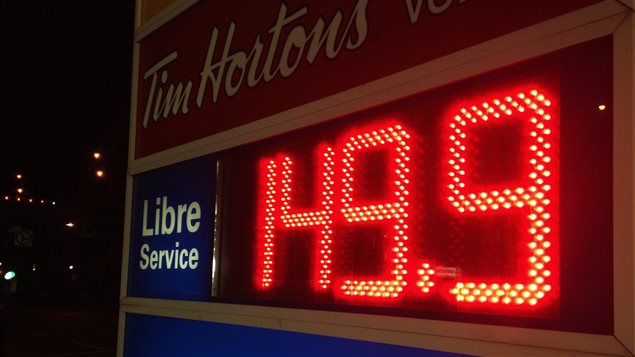L'essence ordinaire se vendait 1,49 $ le litre tôt dimanche matin chez ce détaillant Esso de Montréal.