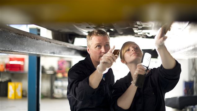 Une jeune stagiaire dans un garage