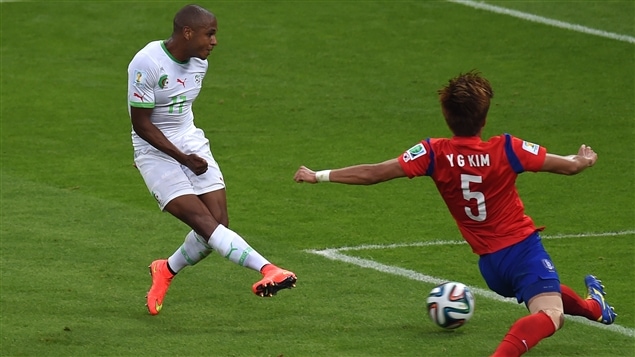 اللاعب الجزائري ياسين براهيمي (إلى اليسار) يسجل الهدف الرابع لمنتخبه في الشباك الكورية الجنوبية في بورتو أليغري يوم الأحد