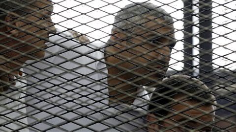 Au centre, le journaliste canado-égyptien, Mohamed Fahmy, et deux de ses collègues, australien et égyptien.