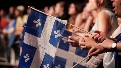 Des gens réunis pour un concert de la Saint-Jean-Baptiste en 2013