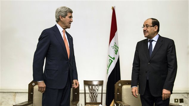 رئيس الوزراء العراقي نوري المالكي (إلى اليمين) ووزير الخارجية الأميركي جون كيري خلال لقائهما في بغداد يوم الاثنين