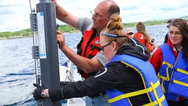  Richard Davis, Dr. Jennifer Tolman et Dr. Julie LaRoche participant au  World Ocean Sampling Day. Les chercheurs canadiens voulaient également recueillir des échantillons d'eau de mer près de Cambridge Bay au Nunavut et à Churchill au nord du Manitoba