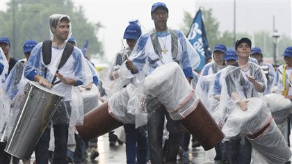 Les festivités de la Saint-Jean continuent, malgré la pluie - Radio-Canada