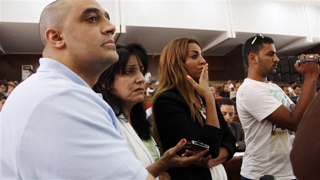 Familiares de Mohamed Fahmy en la sala de audiencias en el Cairo