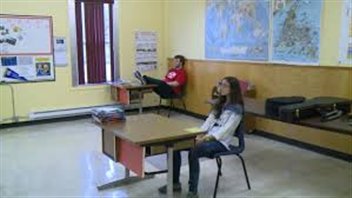 Laura et Myles Oak, les derniers élèves de l’école du village de Notre Dame Bay à Terre-Neuve
