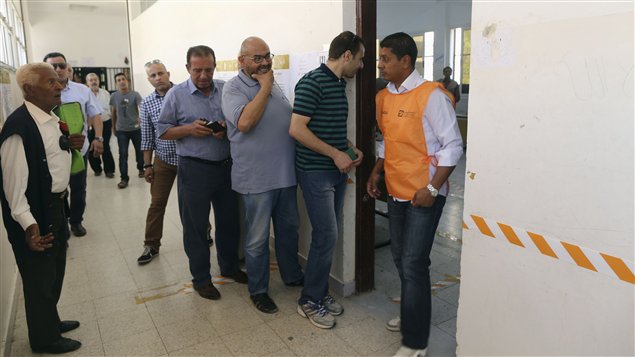 Electores hacían la cola hoy en un punto de votación en Benghazi.
