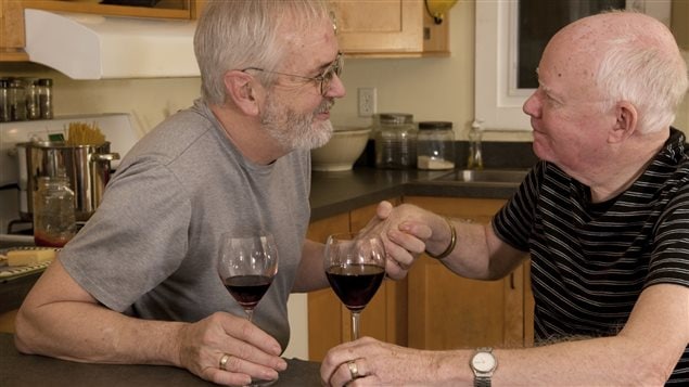 Couple gai marié qui savoure un verre de vin Couple gai marié qui savoure un verre de vin