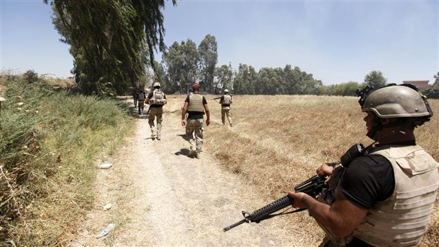 Soldados iraquíes combaten a los insurgentes del EIIL. 