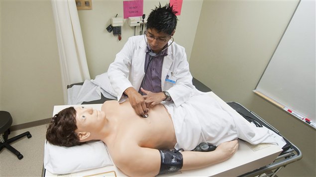 تلميذ في كليّة الطب في جامعة البرتا في ادمنتون يتدرّب على دمية. في آب أغسطس 2010