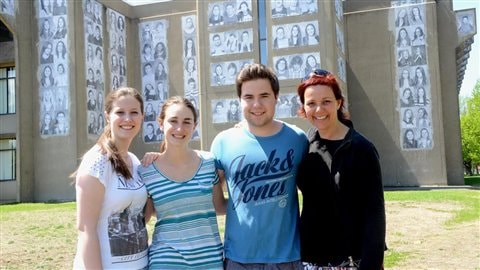 Rosalie Vilandré, Gabrielle Chaput et Michael Guérin du projet Inside Out à l'école secondaire Fernand-Lefebvre de Sorel-Tracy. Ils ont réalisé le projet dans le cadre de leur cours en entrepreneuriat sous la supervision de leur professeur Patrick Lamothe et étaient en charge du volet promotion de la participation des élèves pour le projet, en compagnie de la photographe Nath B.
