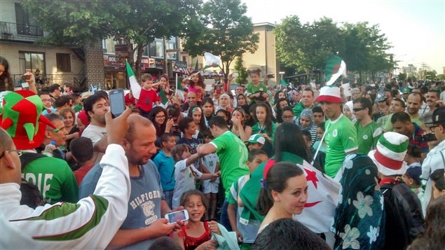 شارع جان تالون في مونتريال وقد غص بالمحتفلين بتأهل المنتخب الجزائري للدور الثمن النهائي في بطولة كأس العالم لكرة القدم في البرازيل