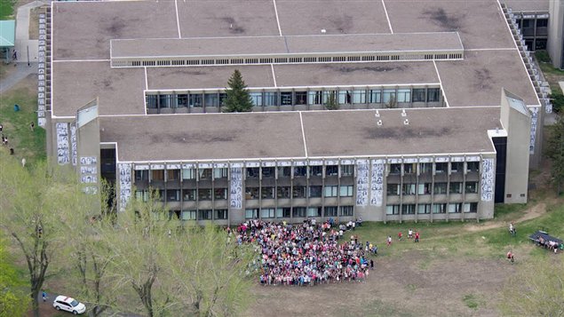  L'école Fernard-Lefebvre de Sorel au Québec recouverte des photos du projet Inside Out et des dizaines de jeunes y ayant participé