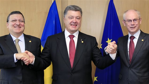El presidente ucraniano Petro Porochenko (centro) con el presidente de la Comisión Europea José Manuel Barroso (izq.) y Herman Von Rompuy, presidente del Consejo Europeo.